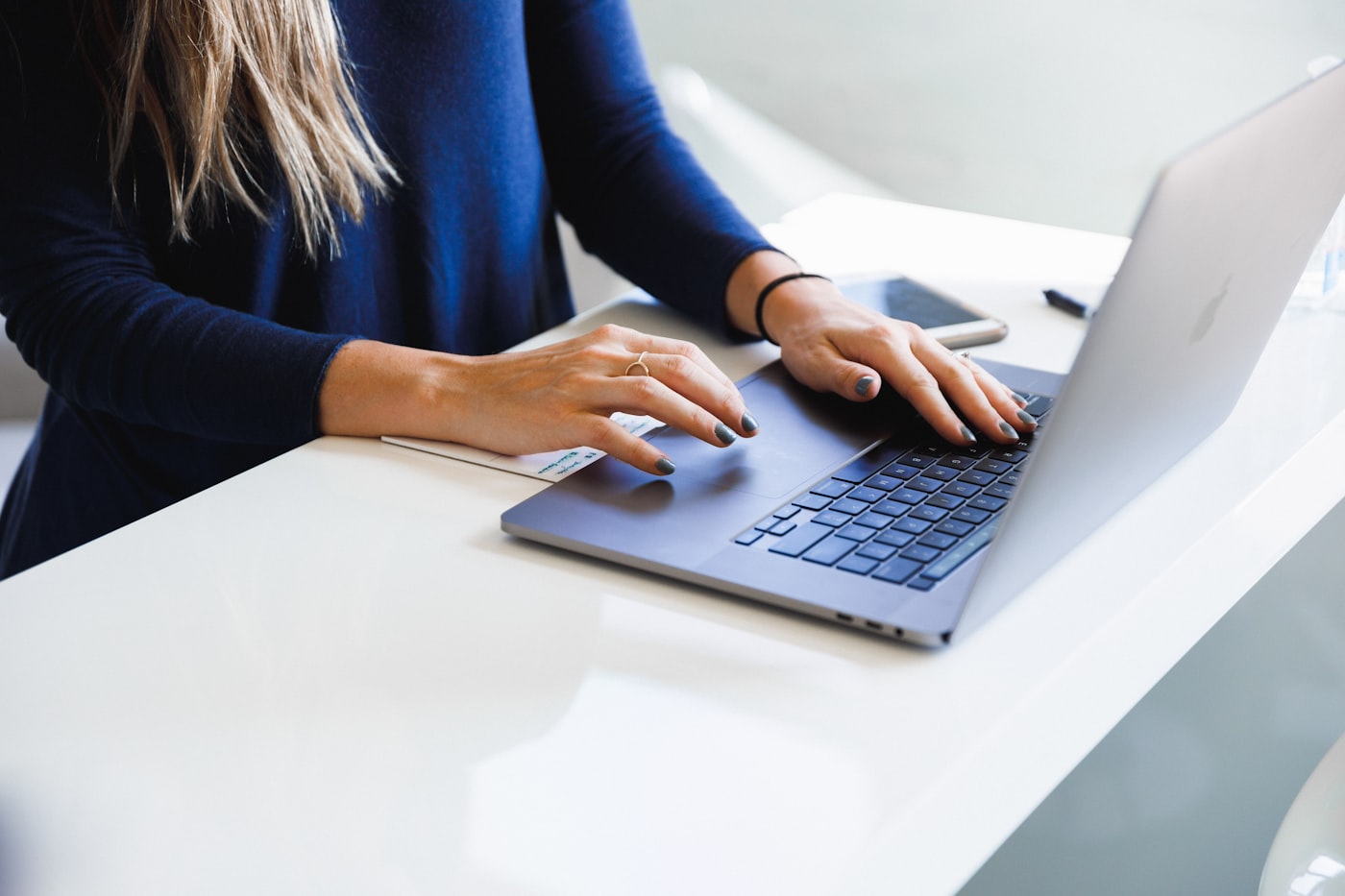 Agente inmobiliario gestionando el marketing digital de su cartera desde el portátil