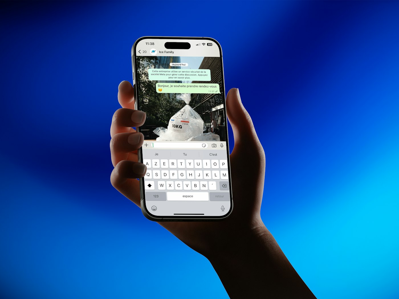 Persona escribiendo a una inmobiliaria por WhatsApp desde su móvil